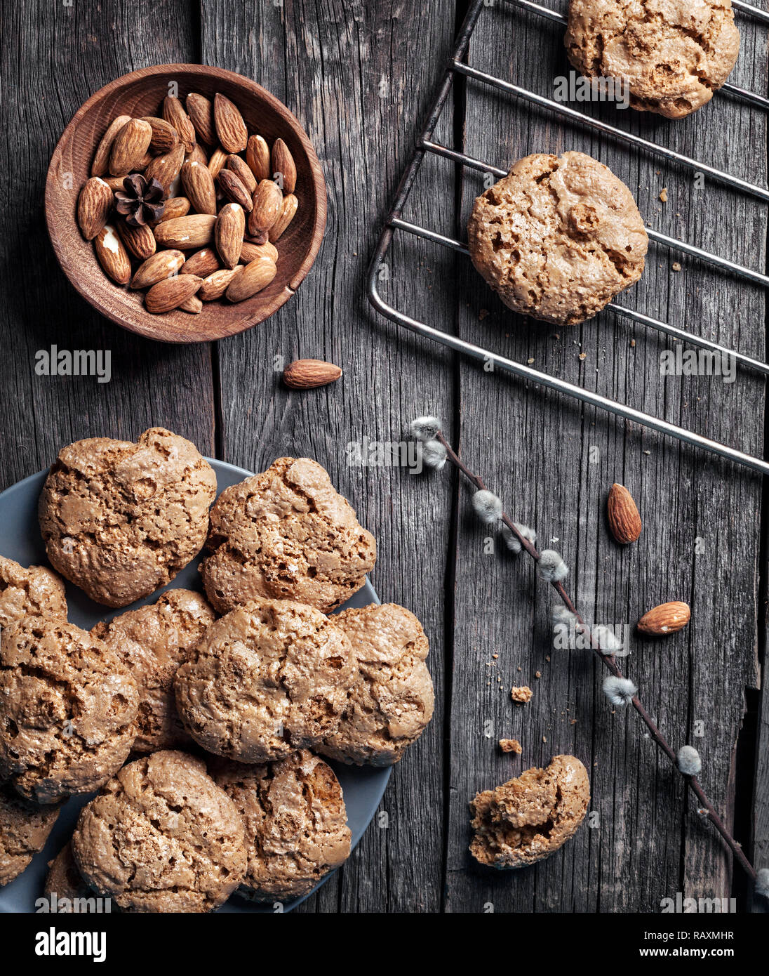 Des biscuits aux amandes sur table en bois gris à cuisine rustique Banque D'Images