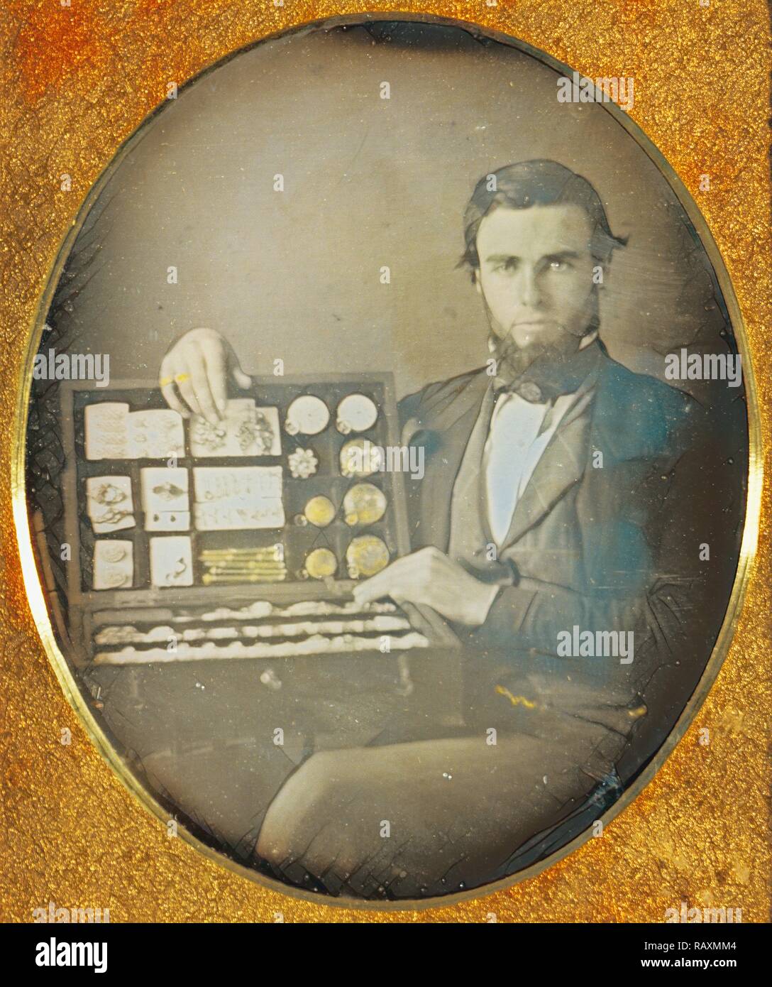 [Portrait d'un vendeur de bijoux], attribué à Robert H. Vance, américain, 1825 - 1876, 1853 - 1854, Daguerréotype repensé Banque D'Images