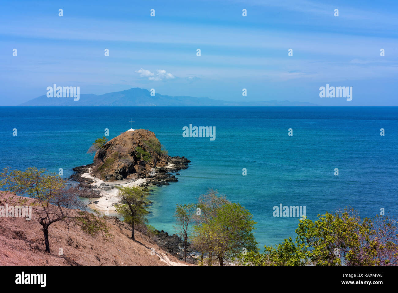 La recherche à travers la mer vers l'île Atauro Banda de la côte nord de Timor Leste. Banque D'Images