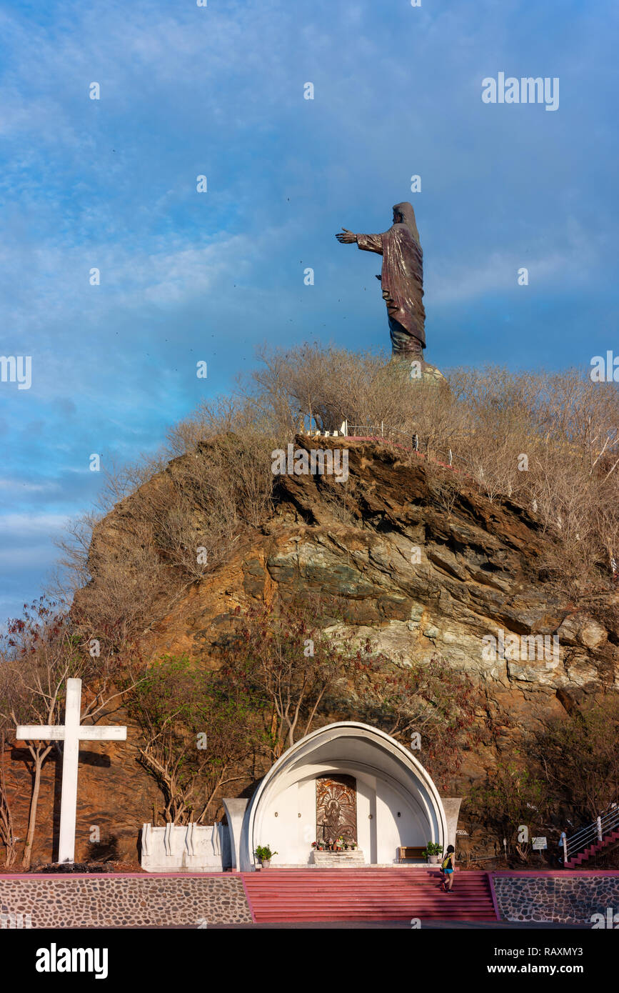 Cristo Rei de Dili, une grande statue de Jésus, donne sur la mer près de la capitale du Timor Leste. Banque D'Images