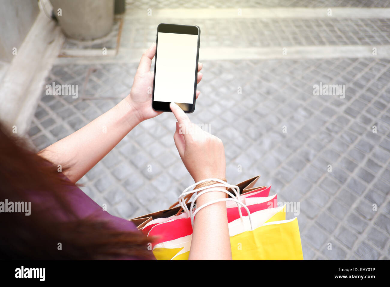 Close-up of woman en utilisant son smartphone au cours de shopping Banque D'Images