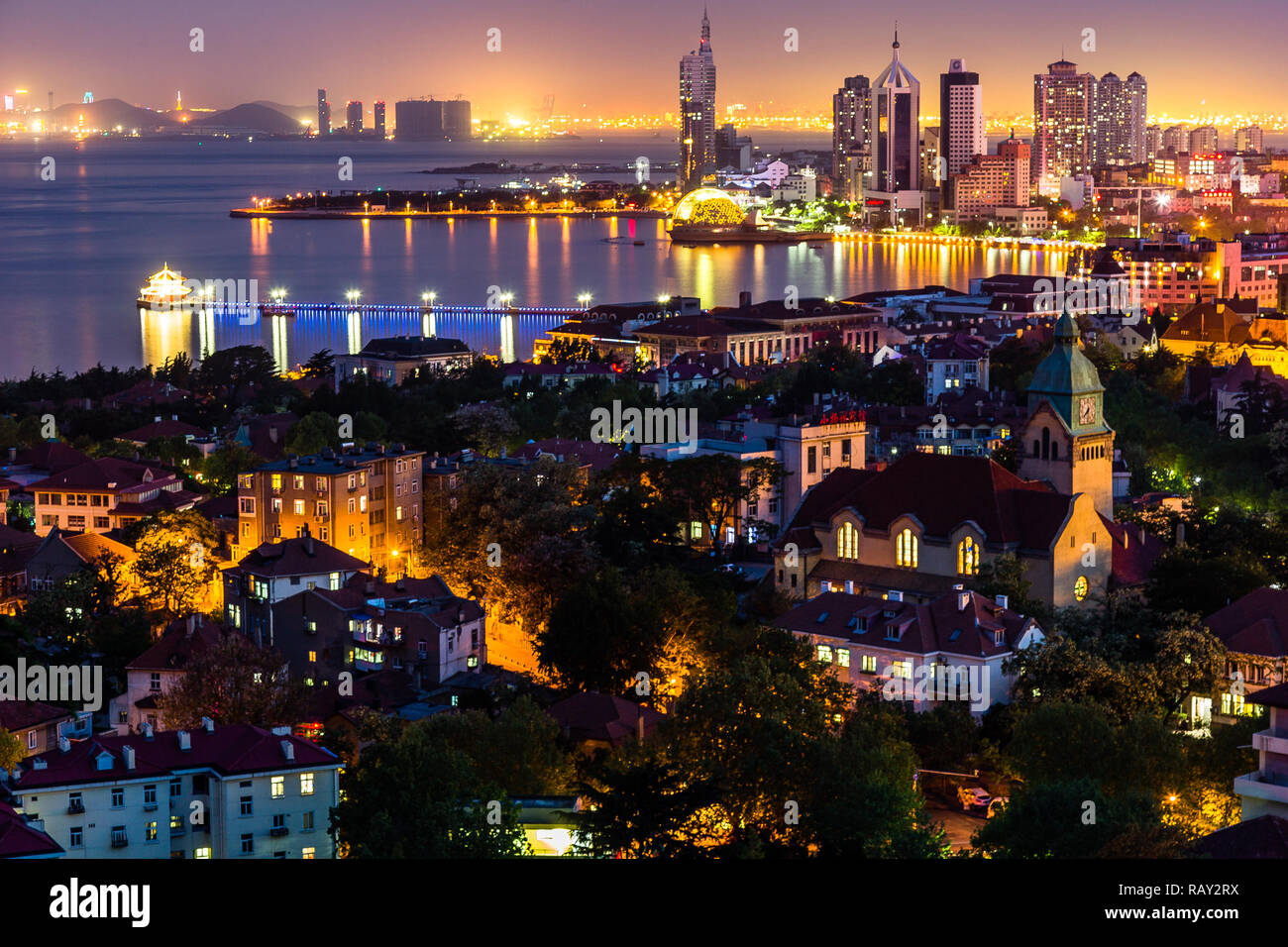 La baie de Qingdao et de l'église luthérienne vu depuis la colline de Signal Parc de nuit, Qingdao, Chine Banque D'Images