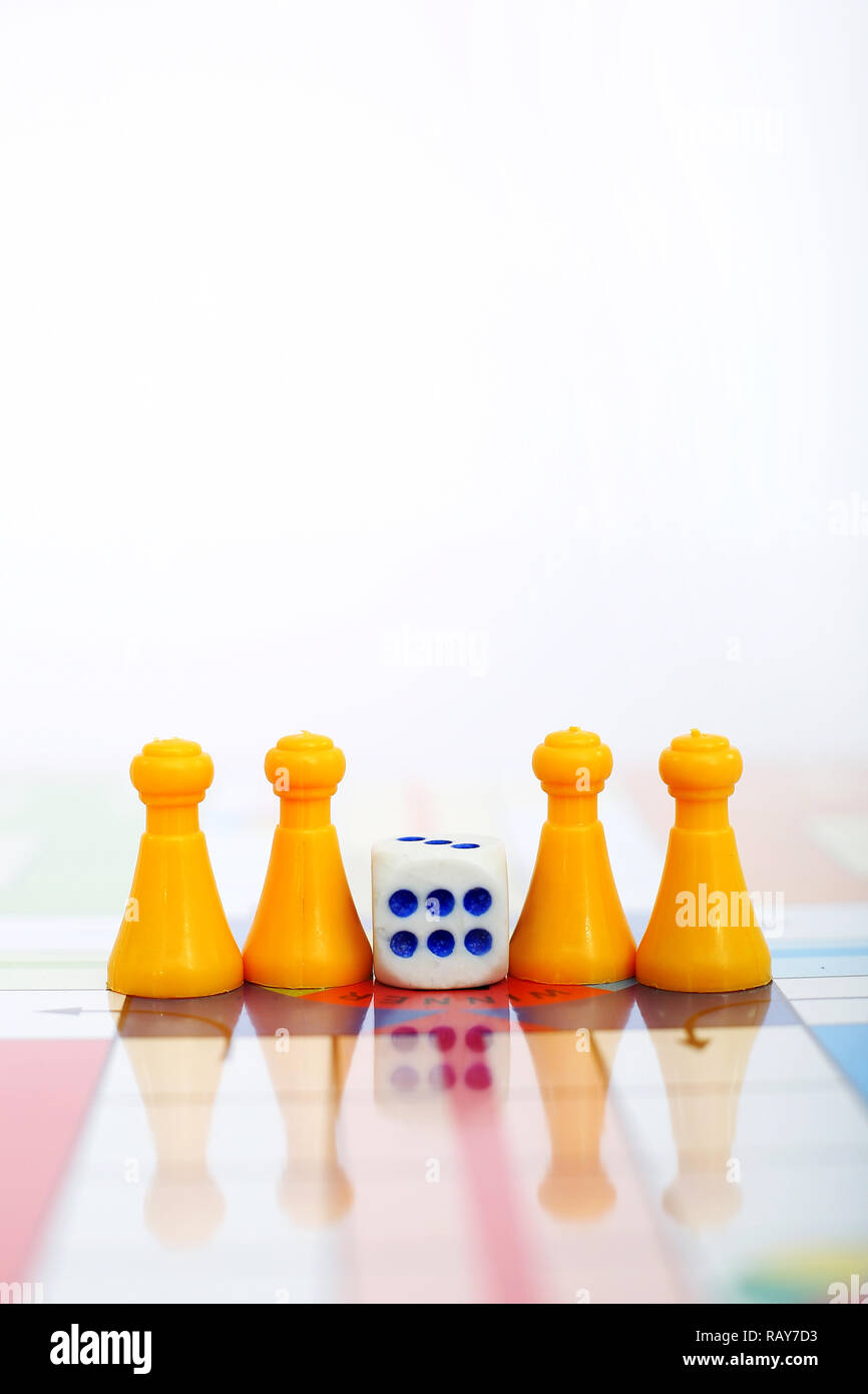 Portrait de jetons jaunes avec des dés sur les petits chevaux jeu de société. Banque D'Images