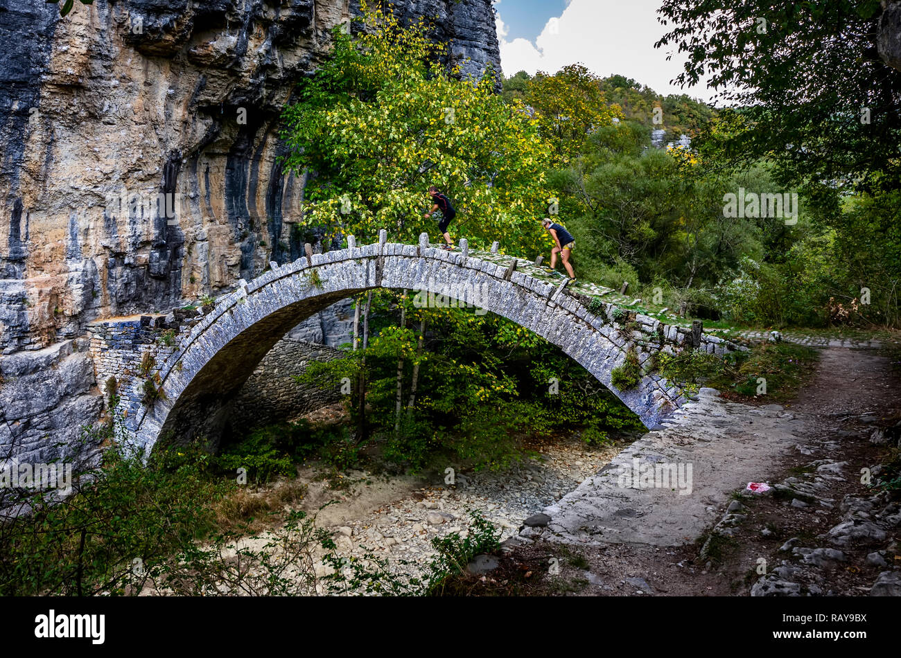 Randonnée sur un pont de pierre à bosse. Zagori, Grèce Banque D'Images