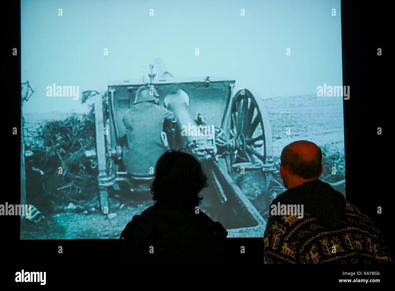 Les personnes à la recherche d'un film historique, musée de peinture de la Reine Sofia, Madrid, Espagne Banque D'Images