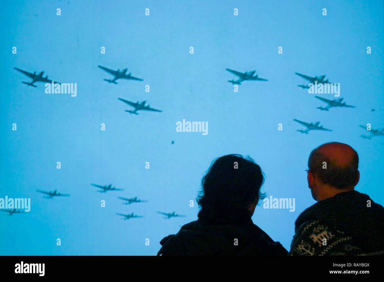 Les personnes à la recherche d'un film historique, musée de peinture de la Reine Sofia, Madrid, Espagne Banque D'Images