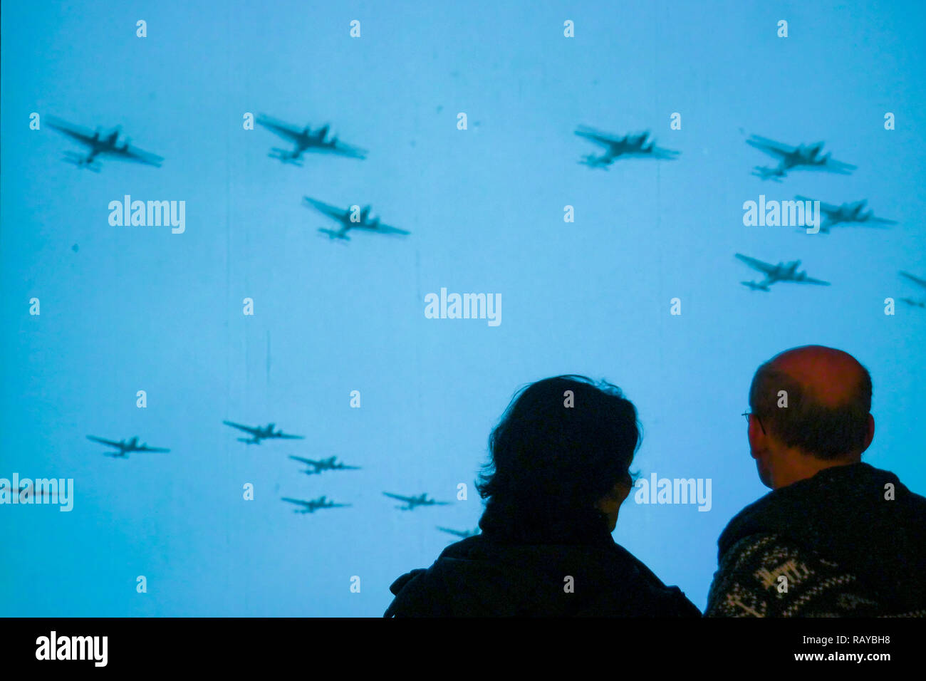 Les personnes à la recherche d'un film historique, musée de peinture de la Reine Sofia, Madrid, Espagne Banque D'Images