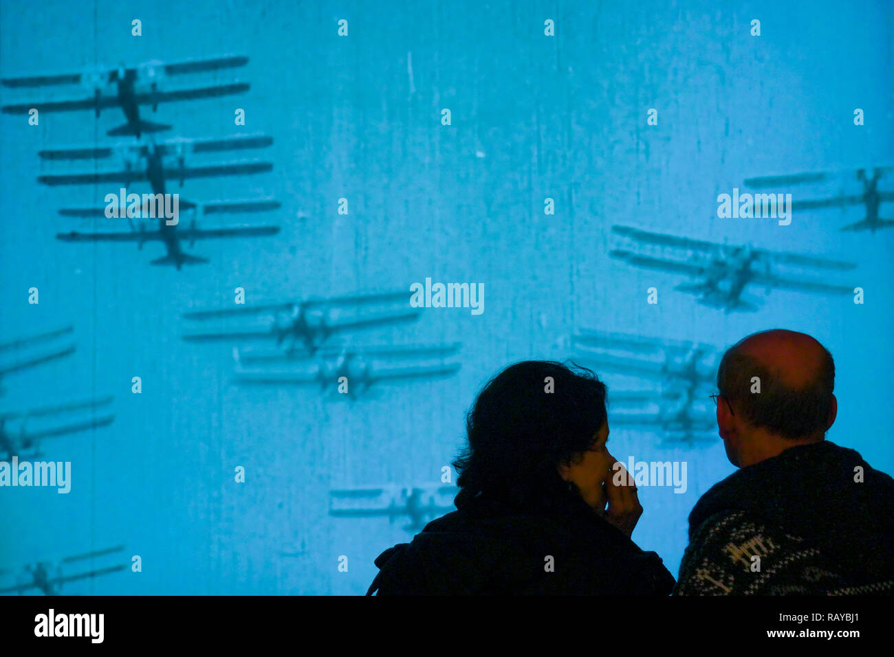 Les personnes à la recherche d'un film historique, musée de peinture de la Reine Sofia, Madrid, Espagne Banque D'Images