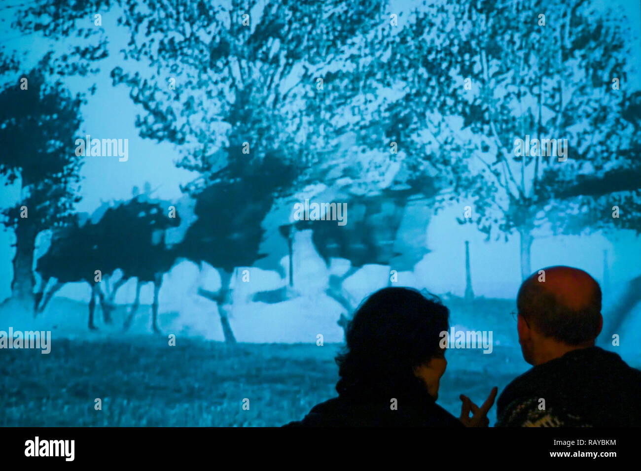 Les personnes à la recherche d'un film historique, musée de peinture de la Reine Sofia, Madrid, Espagne Banque D'Images
