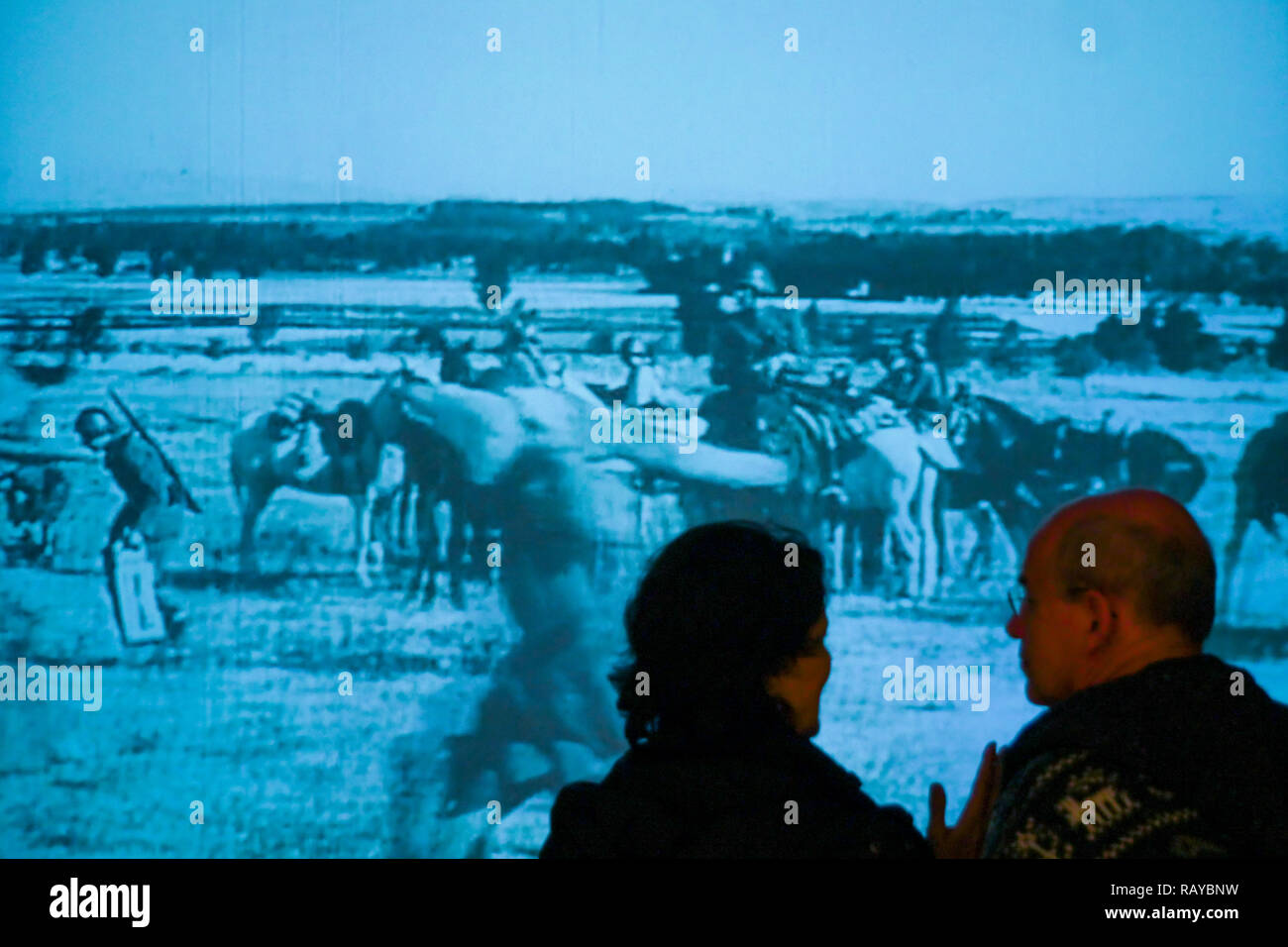 Les personnes à la recherche d'un film historique, musée de peinture de la Reine Sofia, Madrid, Espagne Banque D'Images