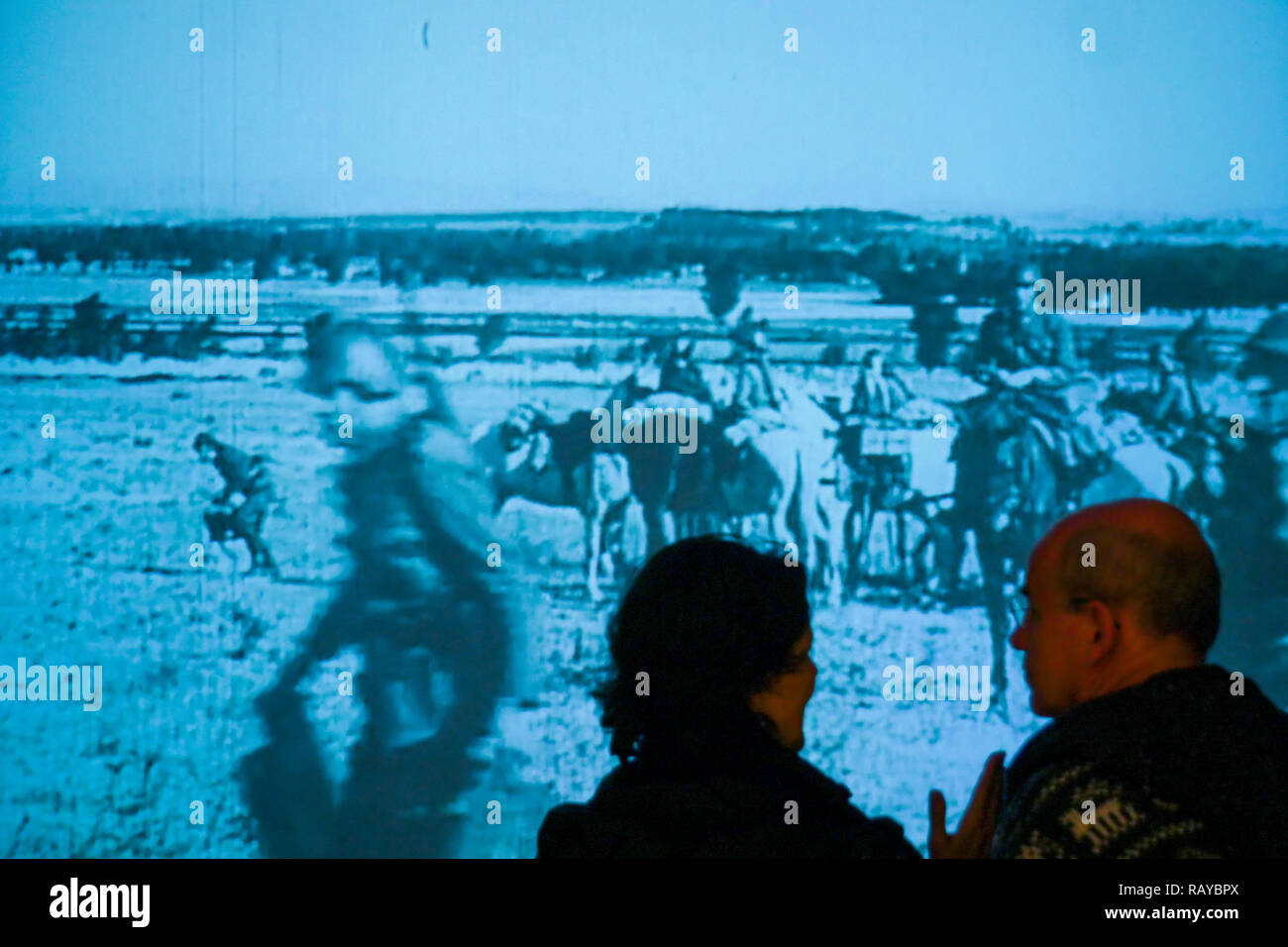 Les personnes à la recherche d'un film historique, musée de peinture de la Reine Sofia, Madrid, Espagne Banque D'Images