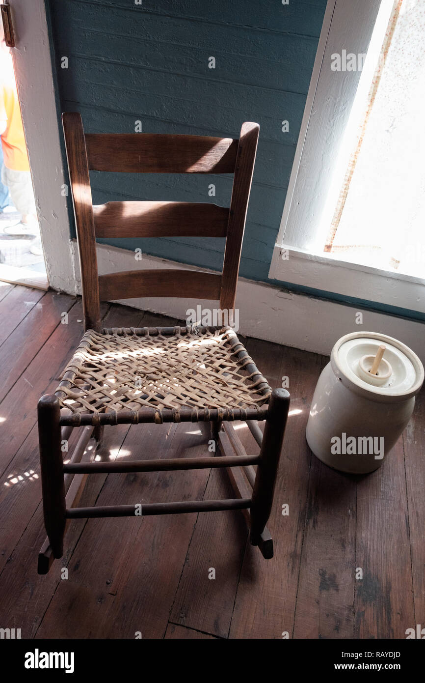 Canne tissée avec chaise antique baratte sur parquet dans la maison, Texan Historique Chestnut Square Historic Village, McKinney, au Texas. Banque D'Images
