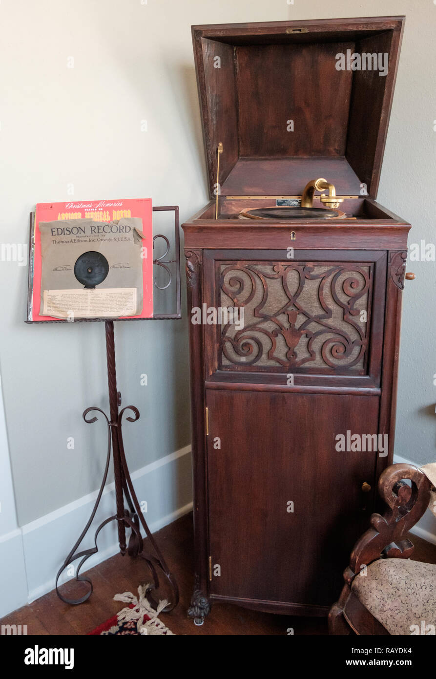 Record Player antique en bois avec support musical & enregistrement d'Edison. Historique de l'intérieur de la maison, Texan Chestnut Square Village, McKinney, au Texas. Banque D'Images