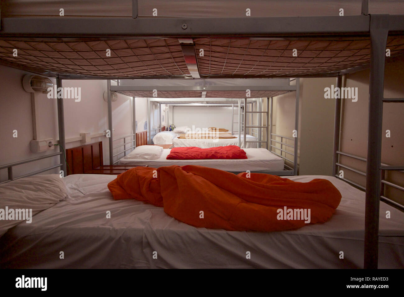 2 lits superposés dans une chambre dortoir Banque D'Images