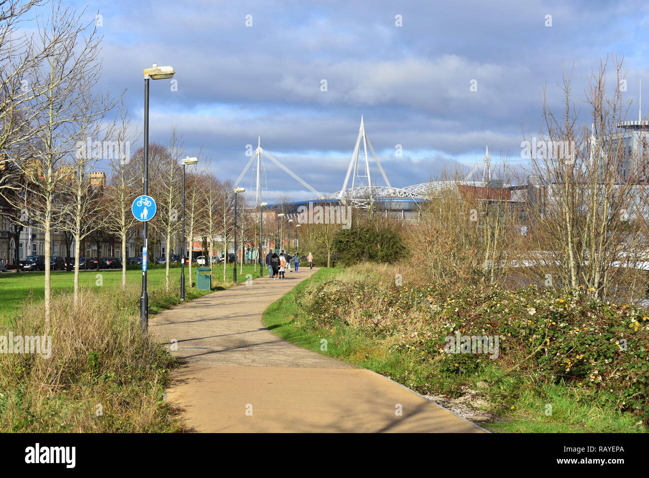 Le jour de l'an à pied le long de la Taff Trail, Taffs Mead embankment, Cardiff, Glamorgan du Sud, Pays de Galles Banque D'Images