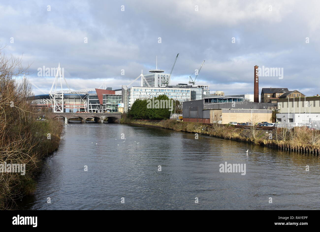 Vue de la rivière Taff, la Principauté Stadium, cerveaux brewery chimney, Cardiff, Glamorgan du Sud, Pays de Galles Banque D'Images