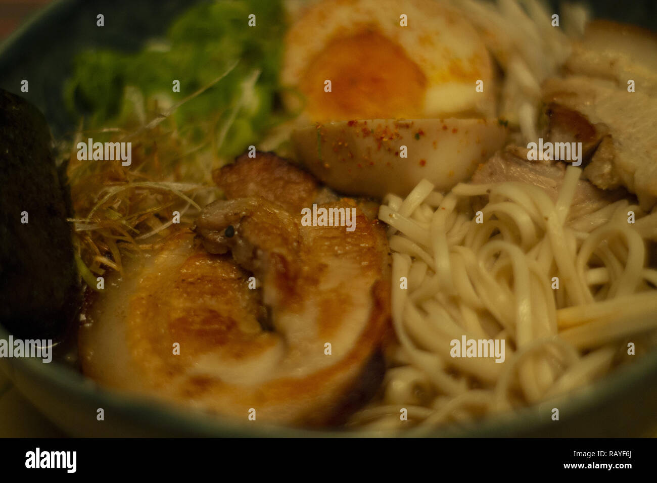 Soupe japonaise typique de nouilles ramen tonkotsu avec des œufs et de la viande Banque D'Images