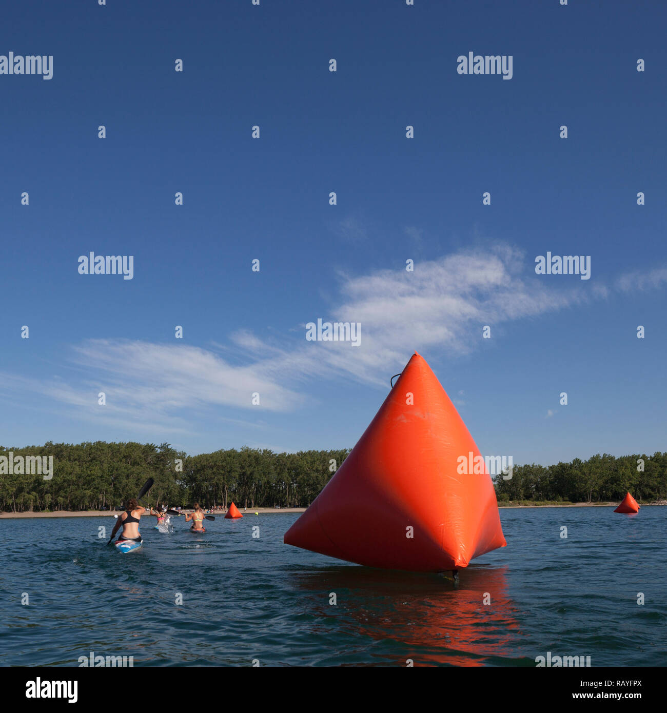 Bouy kayak marqueur dans le lac Ontario à Cherry Beach à Toronto au Canada au cours d'une course de kayak. Banque D'Images