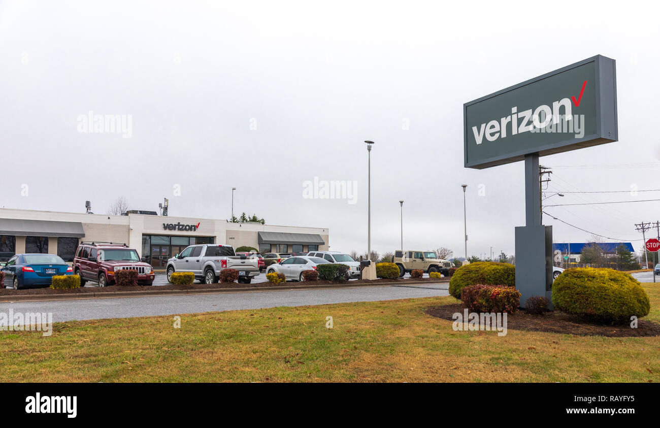 HICKORY, NC, USA-1/3/19 : immeuble commercial de Verizon et signe, la vente de produits et services de télécommunications. Banque D'Images