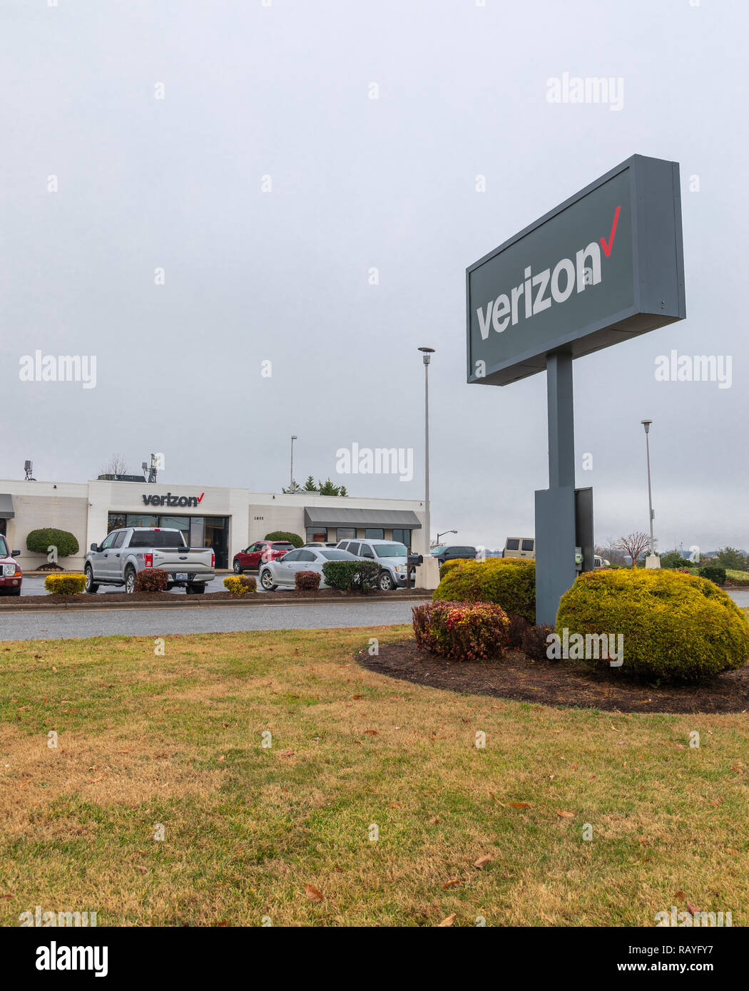 HICKORY, NC, USA-1/3/19 : immeuble commercial de Verizon et signe, la vente de produits et services de télécommunications. Banque D'Images