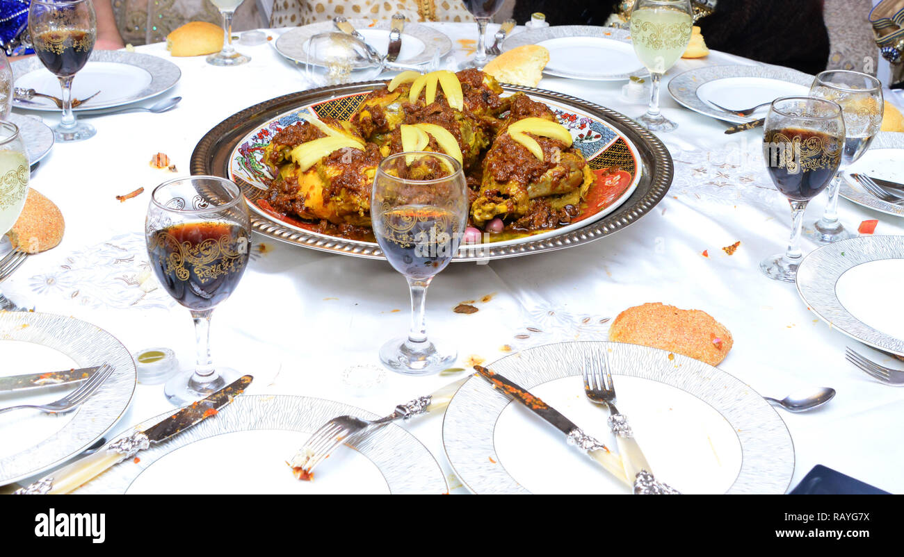 Poulet grillé marocain. Servi avec du citron dans un plat traditionnel Marocain. Le repas principal au mariage Banque D'Images