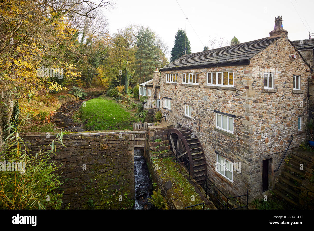 Pont Marpel à Stockport, Cheshire une roue à eau sur le côté d'une maison sur un flux de la connexion avec la rivière dans le village de Goyt Banque D'Images