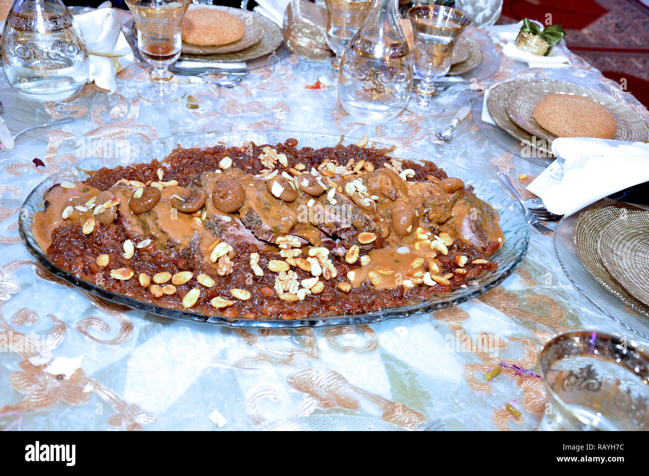 Plat marocain avec de la viande, les prunes et les graines de sésame close up Banque D'Images