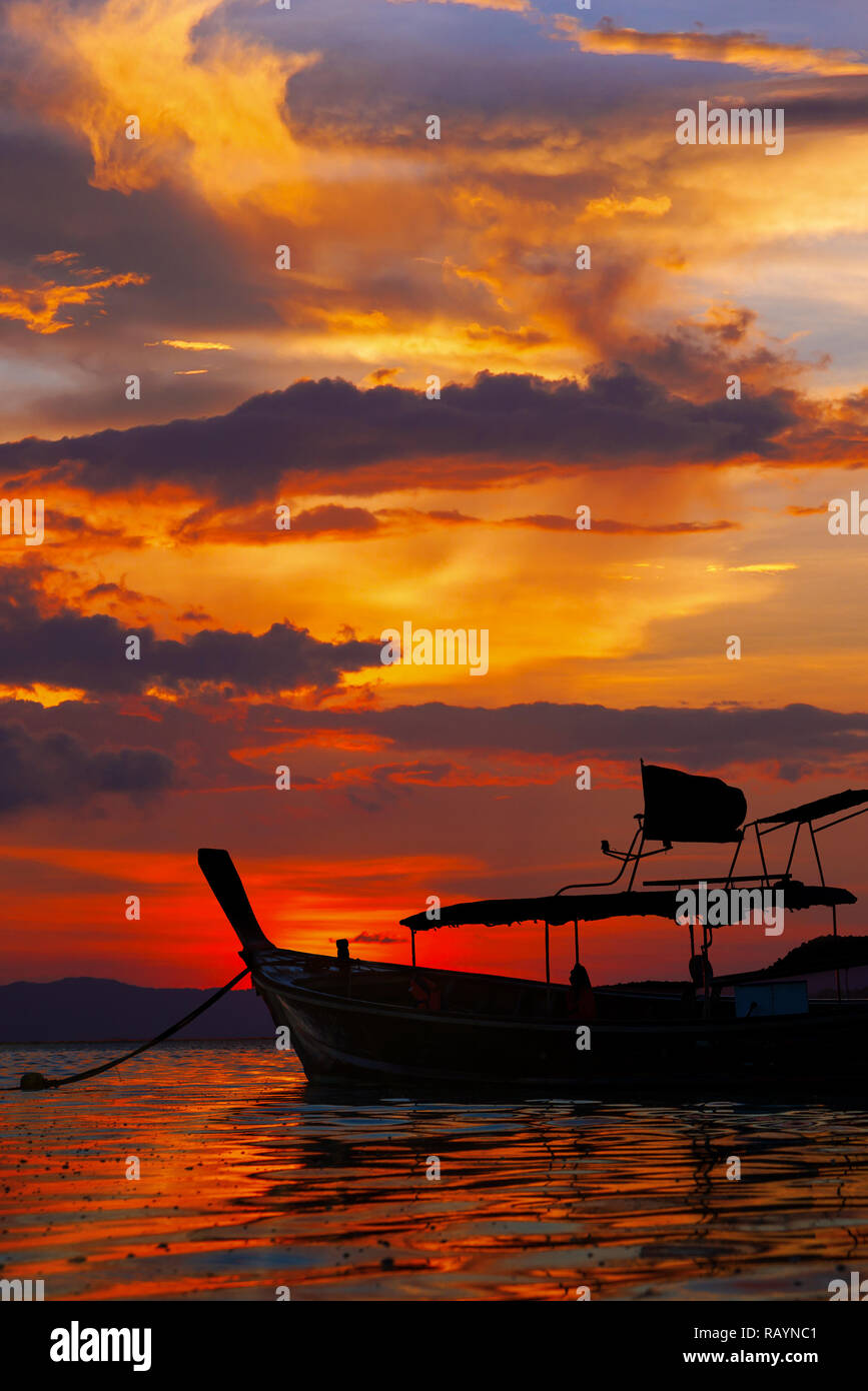 Rawai Beach andaman avec bateau à longue queue de la Thaïlande du sud, flottant sur l'eau de mer claire avec sun shine à Phuket Banque D'Images