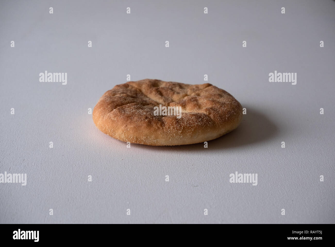 Un petit pain fait maison sur un fond blanc Banque D'Images