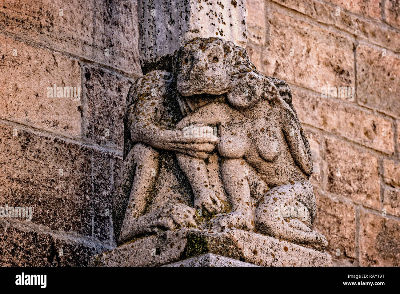 Italie Milano Basilicat façade de la cathédrale, des singes s'accoupler avec les femmes Banque D'Images