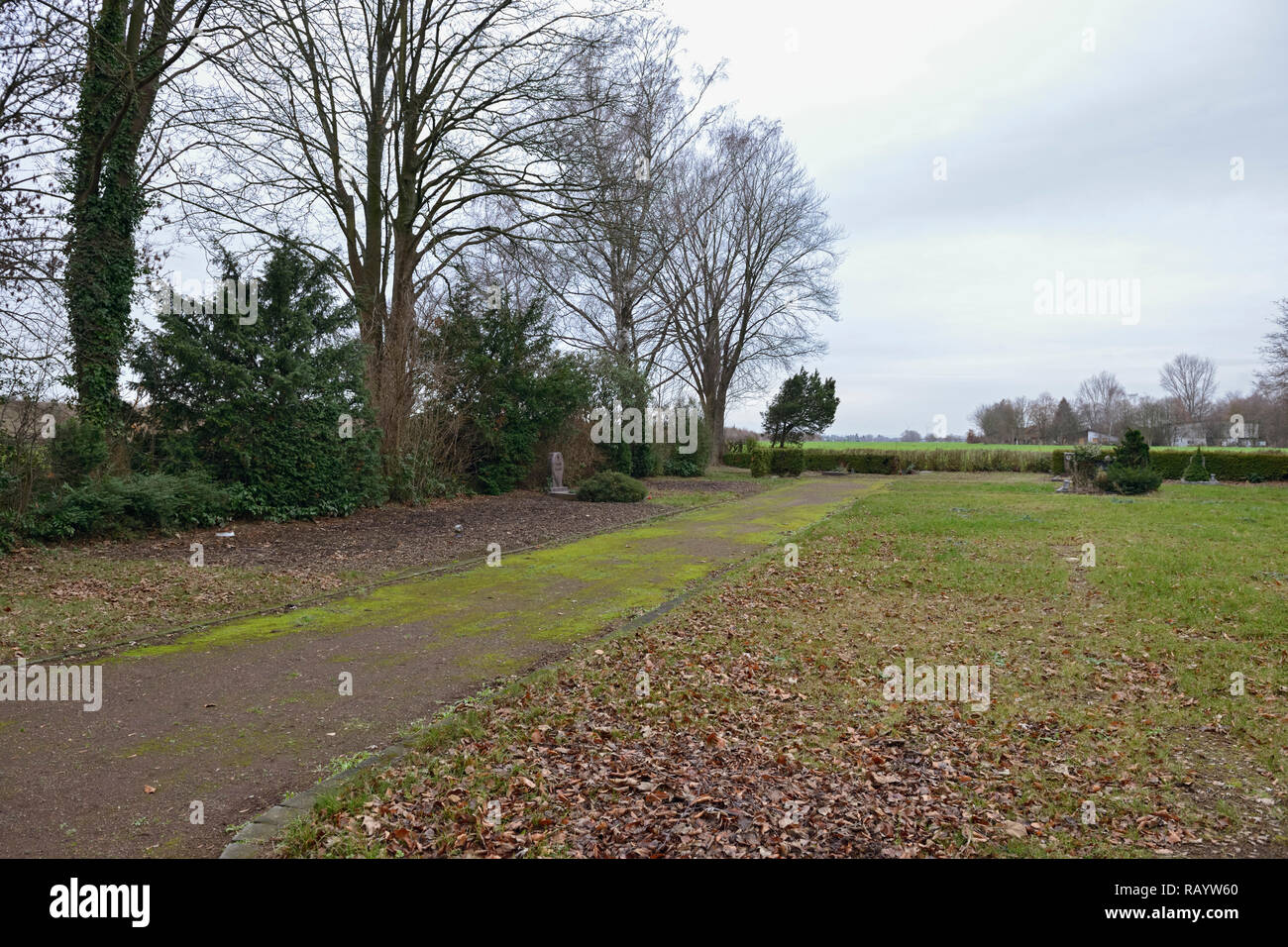 Dezember 2018, Manheim, Kerpen-Manheim, Nordrhein-Westfalen, Allemagne - La plupart des graves a déjà été enterré sur l'ancien cimetière de Manheim. Banque D'Images
