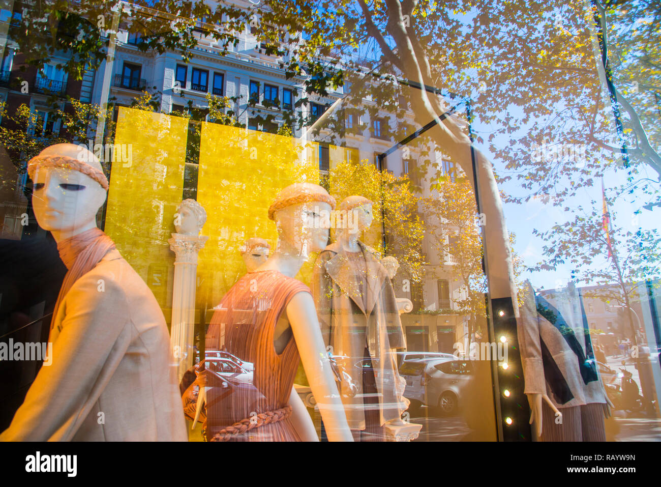 Vitrine et réflexions sur le verre. La rue Serrano, Madrid, Espagne. Banque D'Images