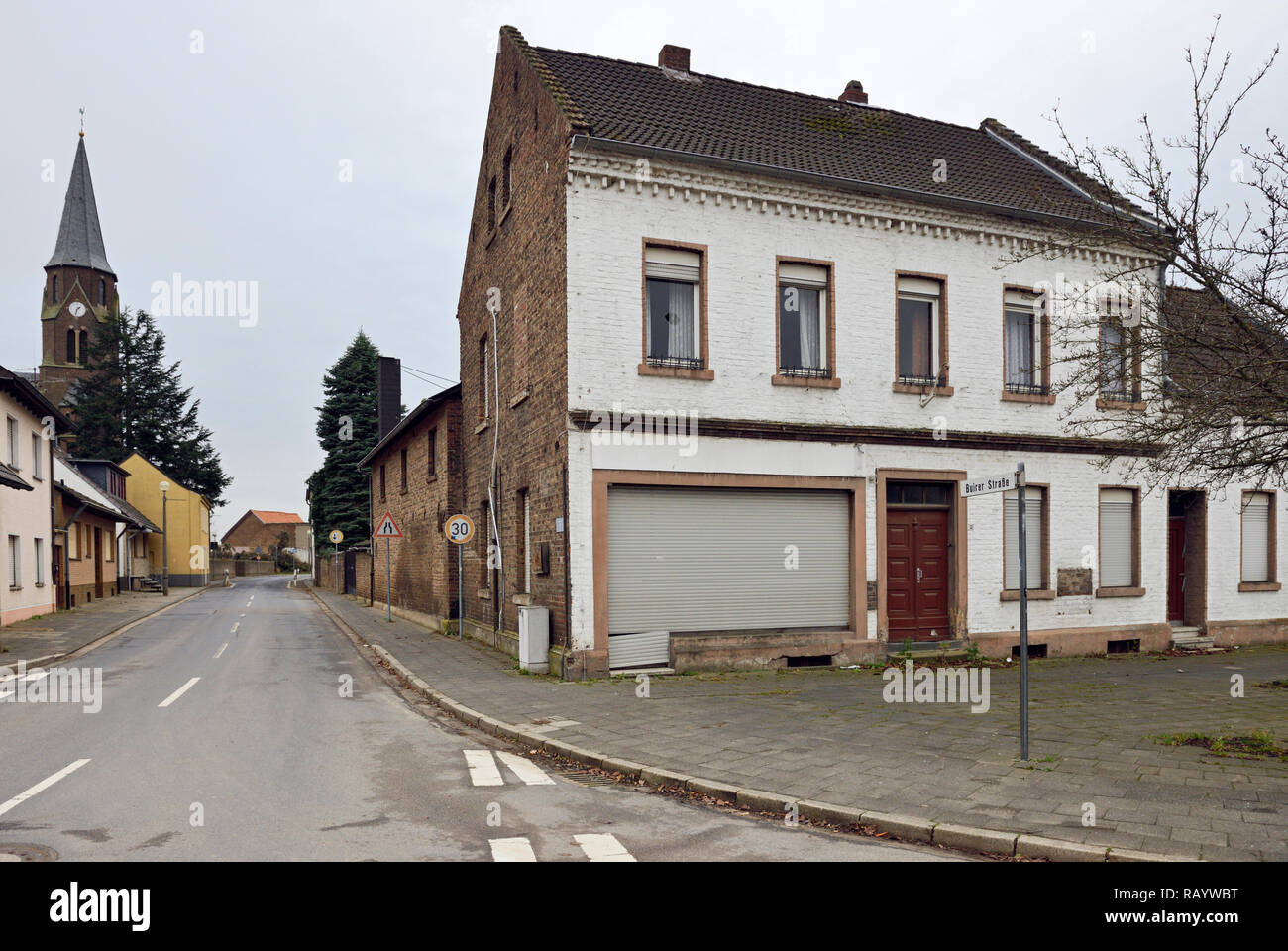 En décembre 2018, Manheim, Kerpen-Manheim, Nordrhein-Westfalen, Allemagne -'Église vide Saint Albertus et maisons abandonnées après la réinstallation dans preparat Banque D'Images