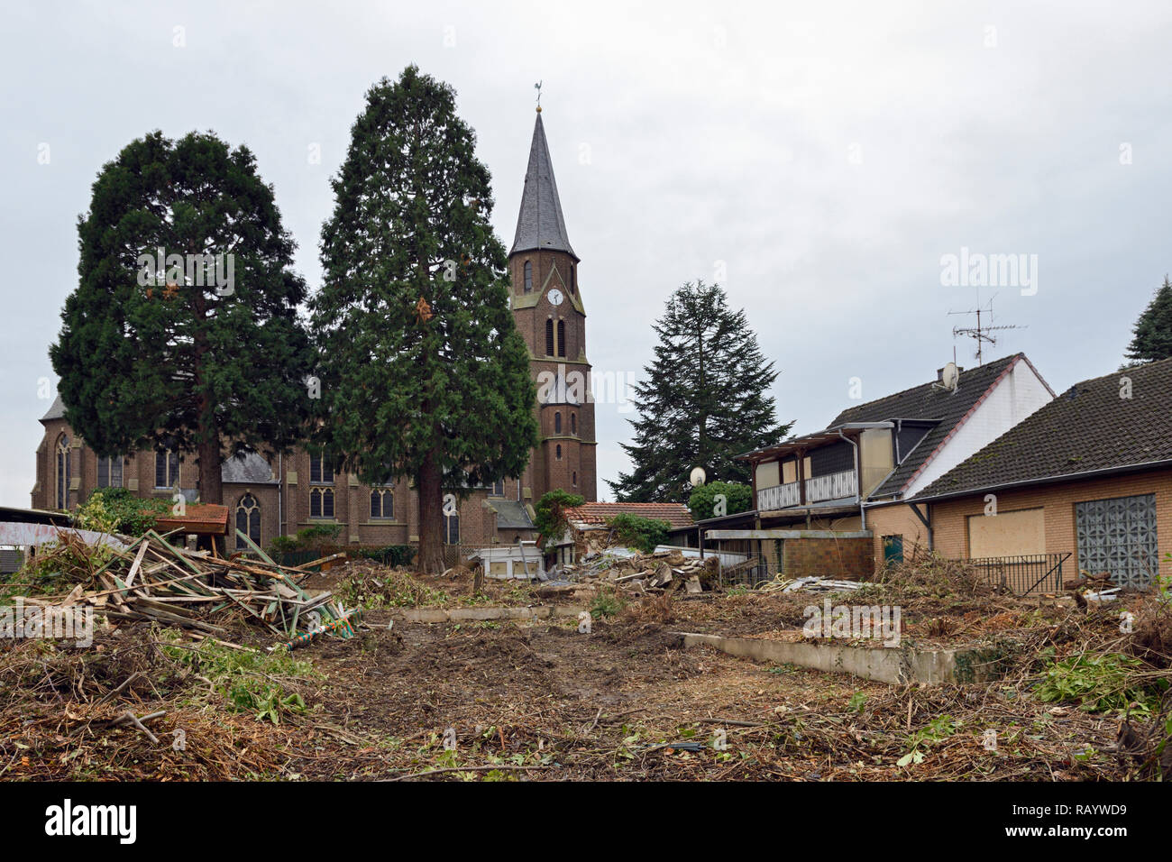 En décembre 2018, Manheim, Kerpen-Manheim, Nordrhein-Westfalen, Allemagne - Démolition de l'église Saint Albertus et maisons abandonnées Banque D'Images
