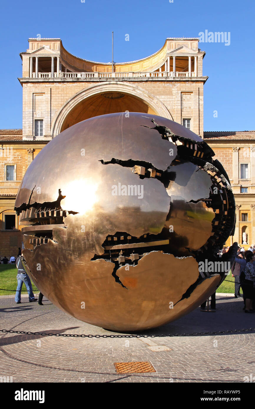 ROME, ITALIE - Le 26 octobre : Dans la sphère sphère en Vatican le 26 octobre 2009. Sphère Sphère à l'intérieur de la sculpture en cuivre globe au Vatican. Banque D'Images
