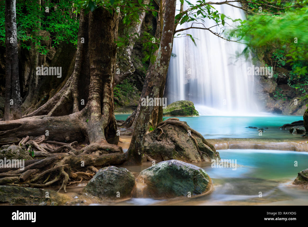Chute d'eau d'Erawan en Thaïlande est de localiser en Provience de Kanchanaburi. Cette cascade est dans le parc national d'Erawan à l'intérieur de la forêt. À partir de niveau 3 7. Banque D'Images