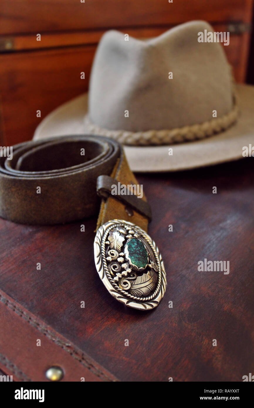 Rare, extraordinaire 70Navajo s d'argent et de cuivre-gemstone turquoise lady's la boucle de ceinture de sécurité, présentés sur une ceinture de cuir, chapeau de cowboy et bois vieilli Banque D'Images