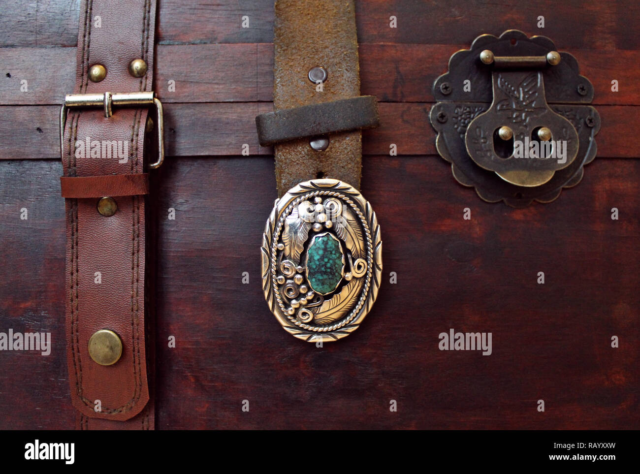 Rare, extraordinaire 70Navajo s d'argent et de cuivre-gemstone turquoise lady's la boucle de ceinture de sécurité, présentés sur une ceinture de cuir, chapeau de cowboy et bois vieilli Banque D'Images