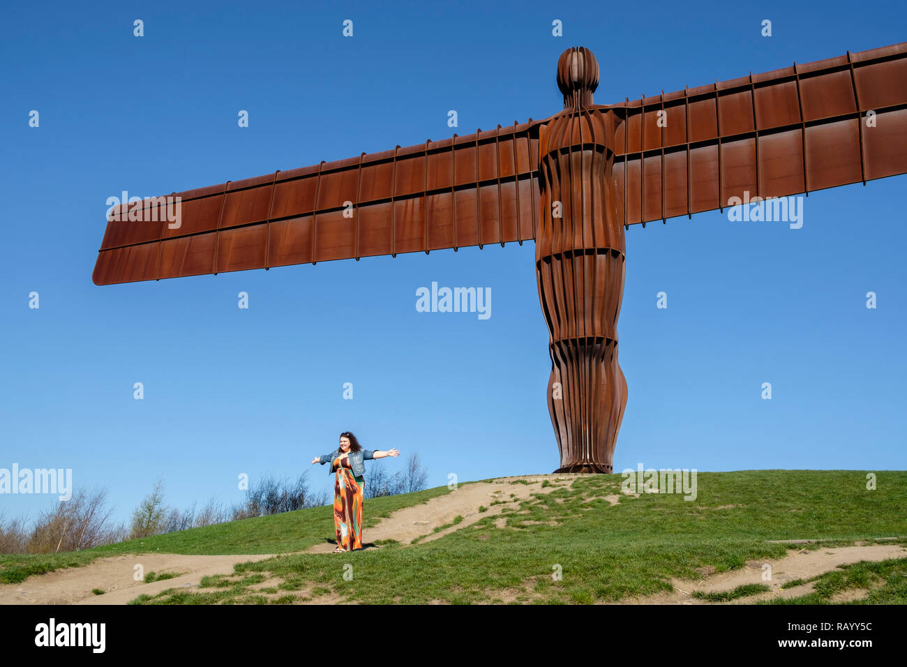 Posant pour des photos par l'Ange du Nord, Gateshead, Tyne et Wear, Angleterre Banque D'Images Posant pour des photos par l'Ange du Nord, Gateshead, Tyne et Wear, Angleterre Banque D'Images