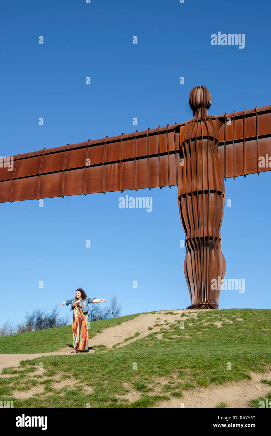 Posant pour des photos par l'Ange du Nord, Gateshead, Tyne et Wear, Angleterre Banque D'Images Posant pour des photos par l'Ange du Nord, Gateshead, Tyne et Wear, Angleterre Banque D'Images