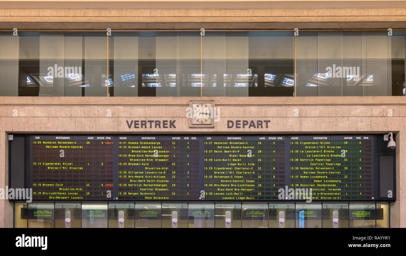 Bruxelles, Belgique - 11 juillet 2013 : Information conseil au-dessus de la billetterie de la Gare Centrale de Bruxelles. Banque D'Images