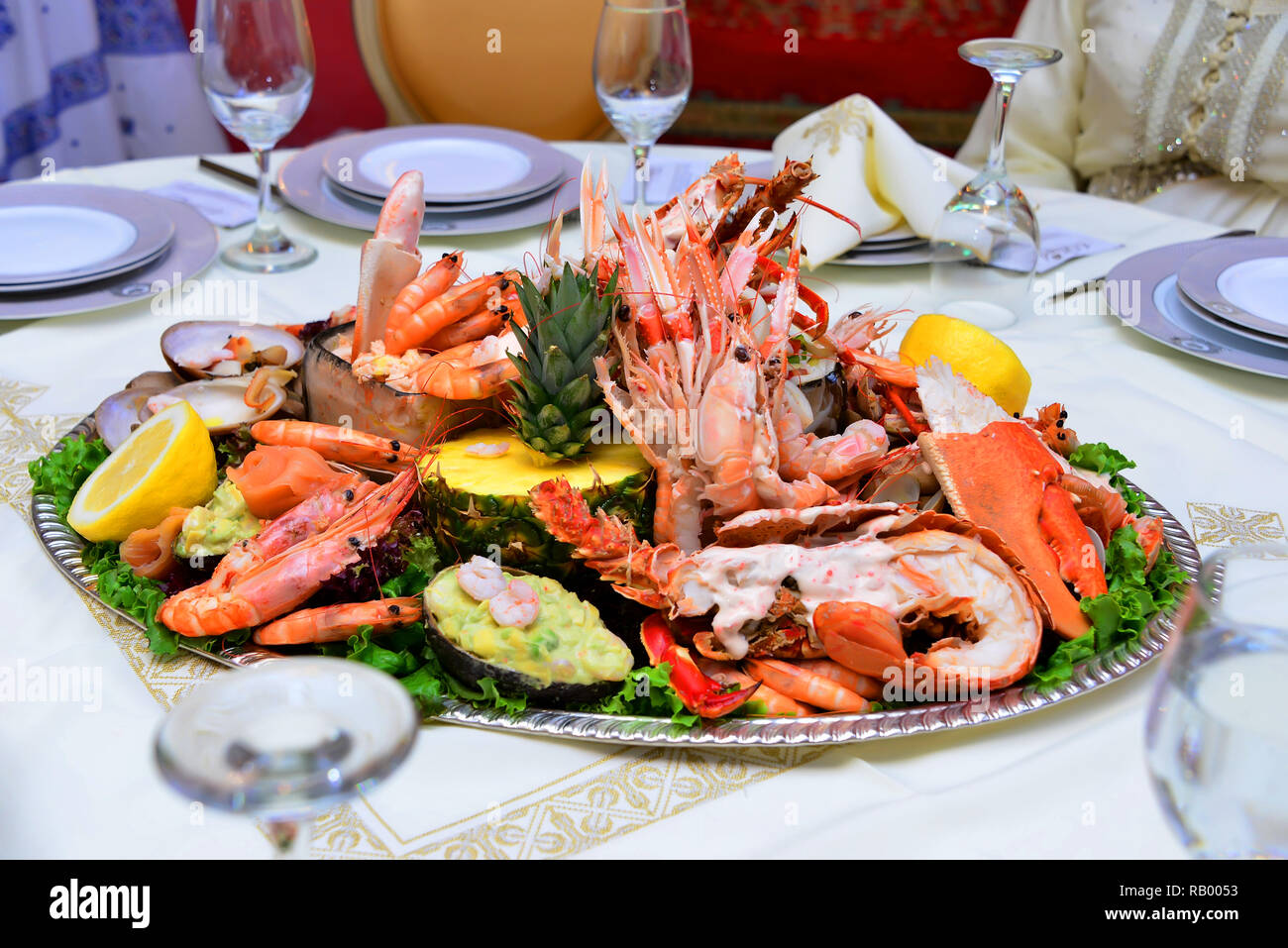 Salade marocaine aux crevettes et fruits pour des mariages et événements. Banque D'Images