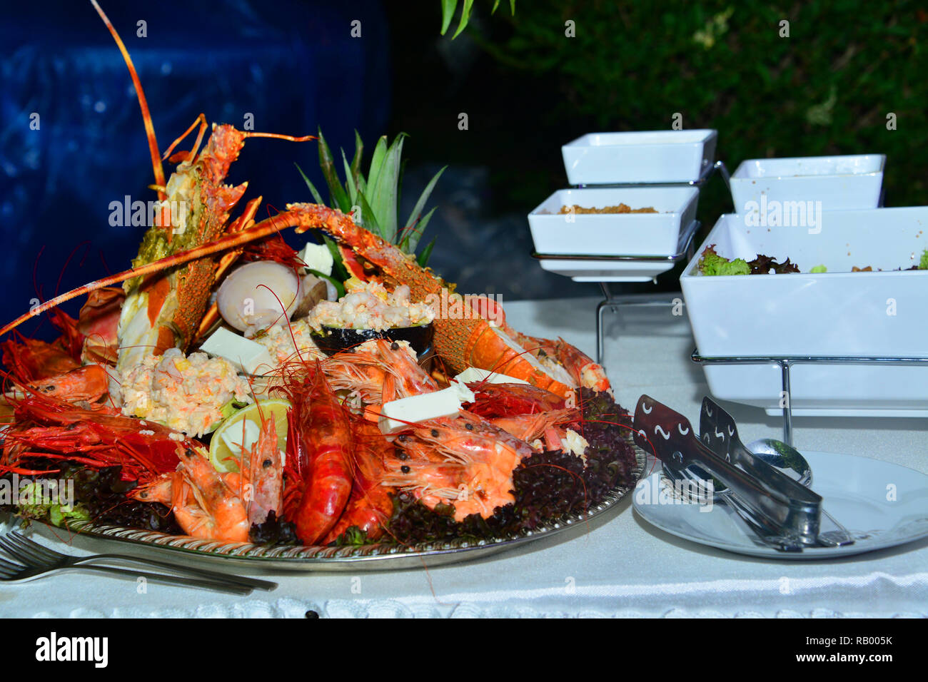 Salade marocaine aux crevettes et fruits pour des mariages et événements. Banque D'Images
