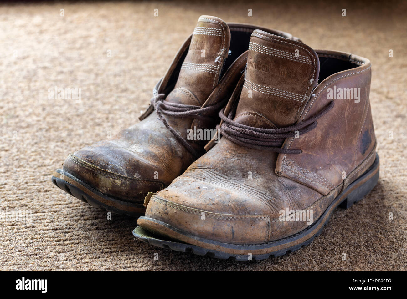 Worn leather boots Banque de photographies et d'images à haute résolution -  Alamy