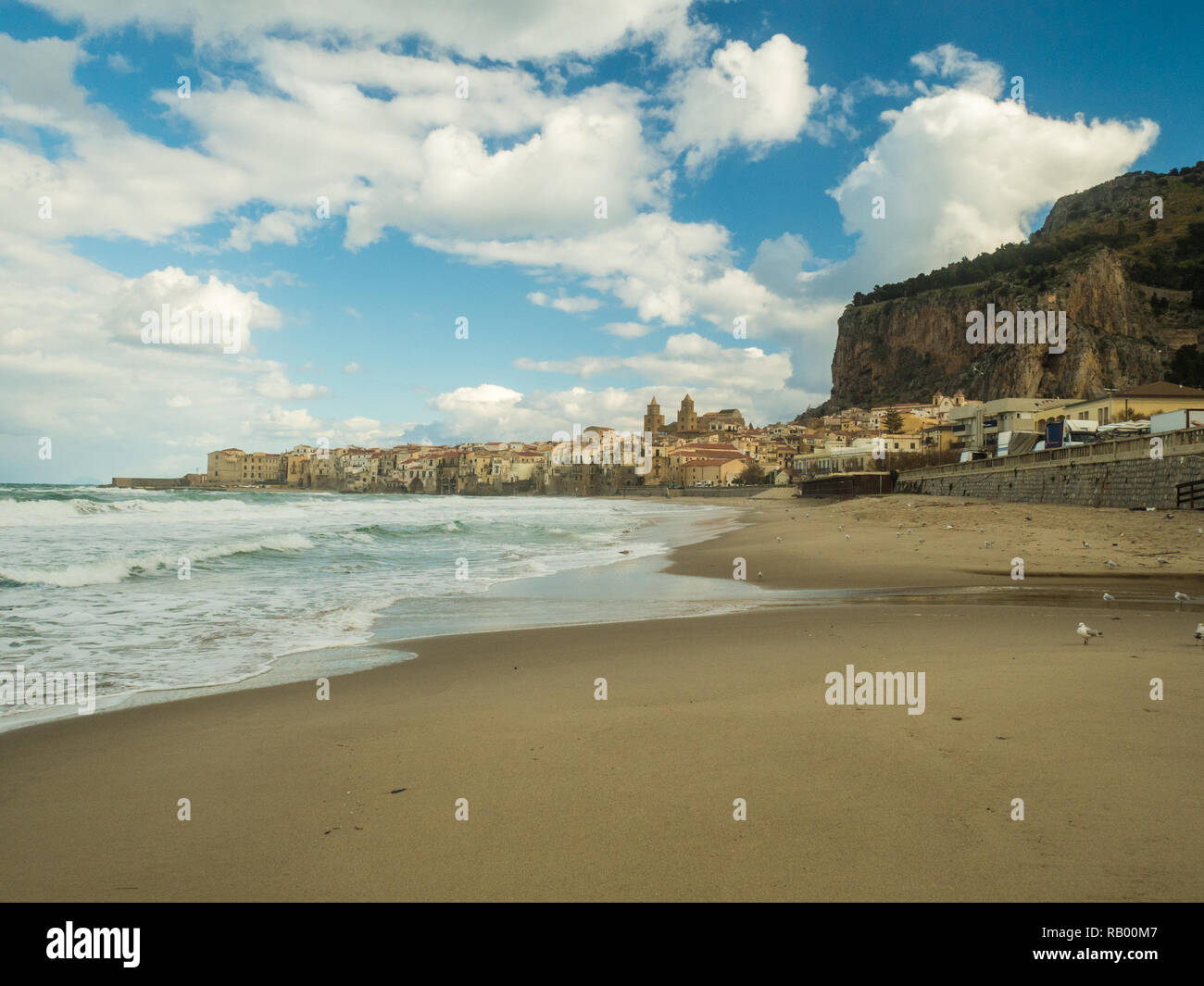 La plage et de la ville de Cefalù, avec sa cathédrale, le nord de la Sicile, Italie Banque D'Images
