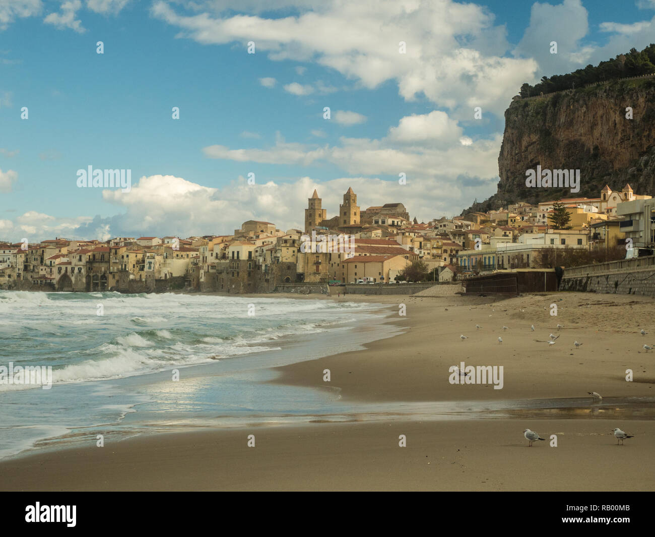 La plage et de la ville de Cefalù, avec sa cathédrale, le nord de la Sicile, Italie Banque D'Images