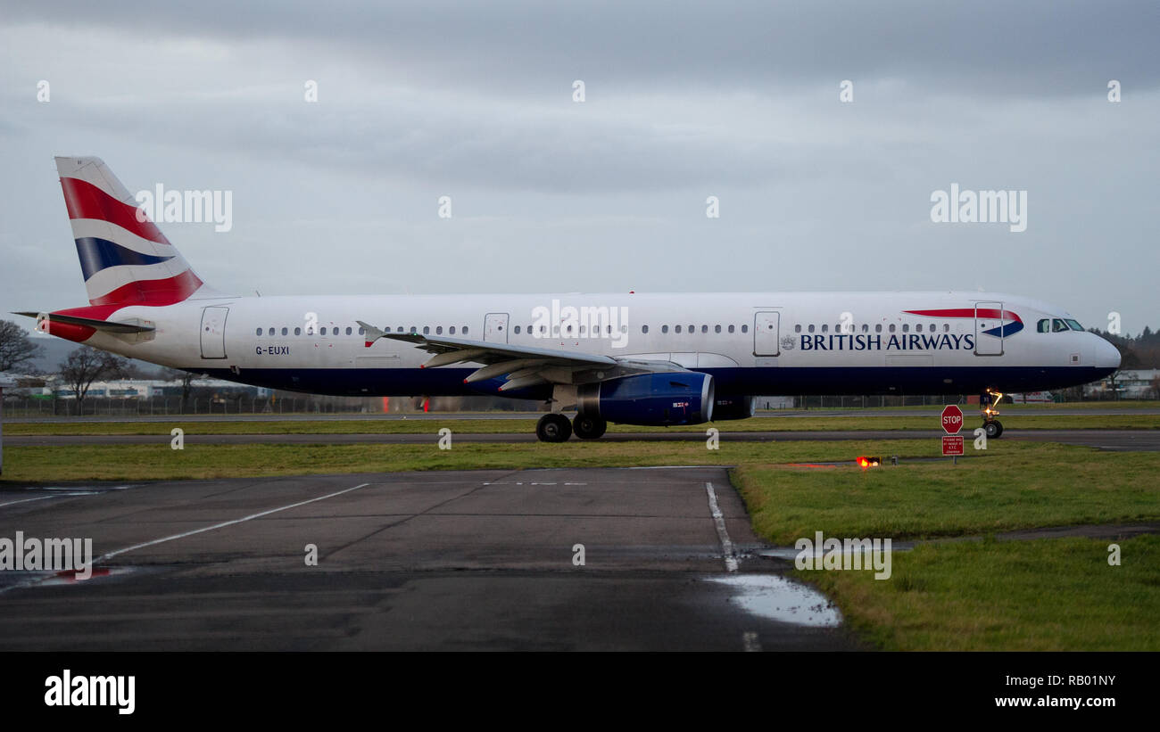 La connexion de Londres Heathrow British Airways qui est le service de navette (Airbus A321) vu au départ de l'Aéroport International de Glasgow, Royaume-Uni. Banque D'Images