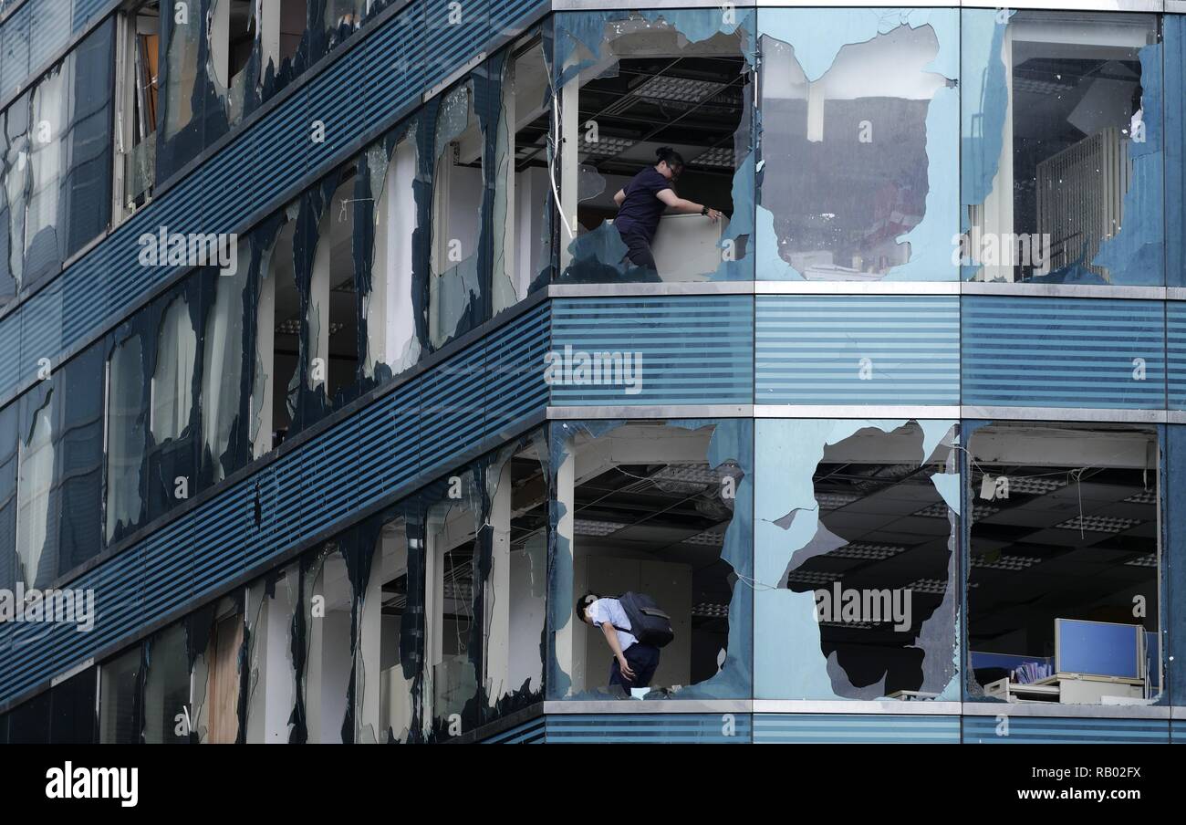 Beijing, Chine. 17 Sep, 2018. Les membres du personnel des bureaux propres ravagé par le super typhon Mangkhut à Kowloon de Hong Kong de la Chine du sud, le 17 septembre 2018. Credit : Wang Shen/Xinhua/Alamy Live News Banque D'Images