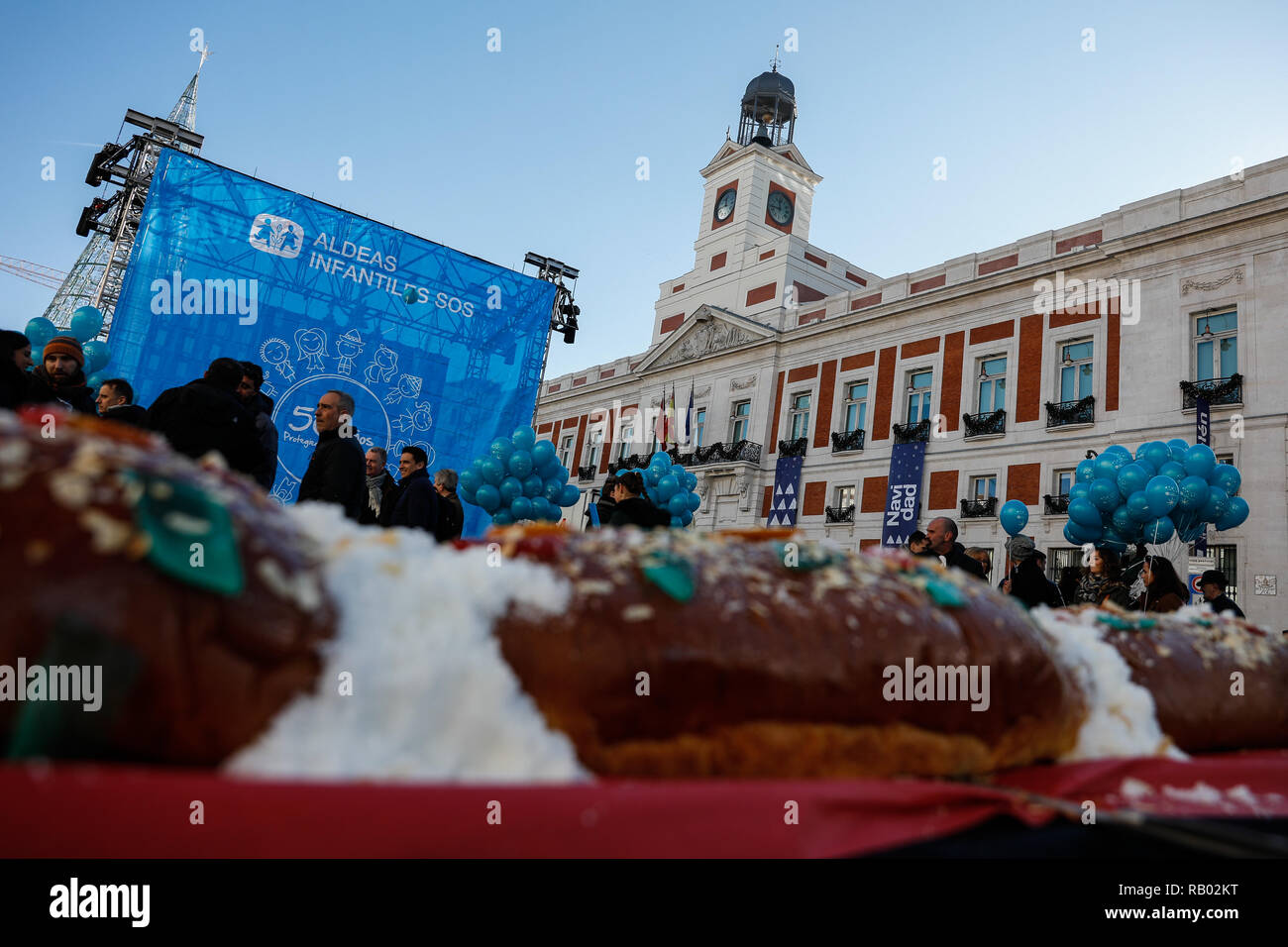 Madrid, Espagne. 5 janvier, 2019. L'ONG Aldeas Infantiles en collaboration avec le Conseil de la ville de Madrid célèbre une autre année dans la foule du Puerta del Sol une grande dégustation Roscón de Reyes (gâteau des Trois Sages). Un événement qui vise à sensibiliser la population de l'importance de profiter de moments en famille pour que les enfants grandissent heureux le Jan 5, 2019 à Madrid, Espagne Credit : Jesús Encarna/Alamy Live News Banque D'Images