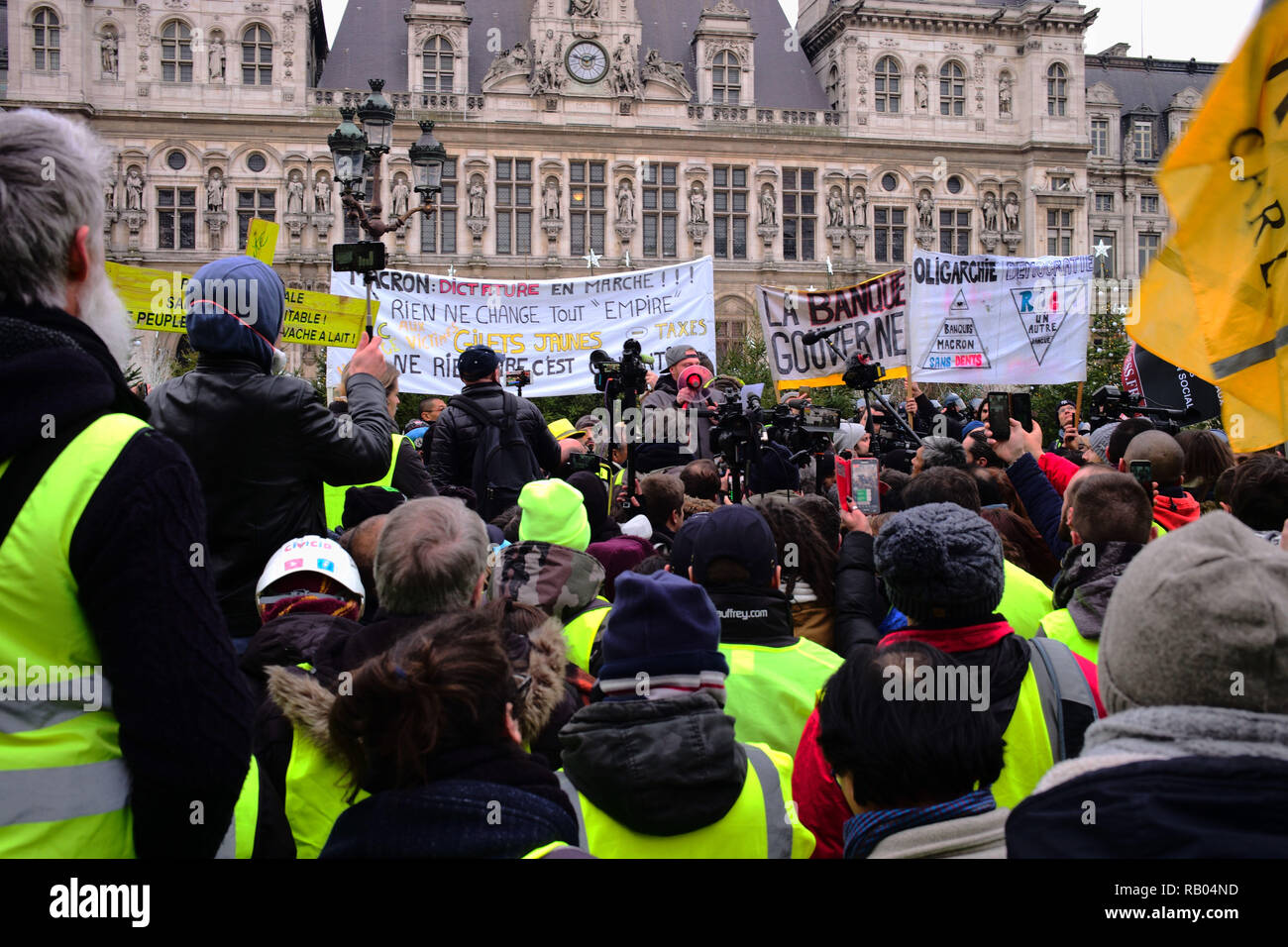 La France. 5 janvier 2019. Les manifestants se sont réunis et ont parlé de leurs se plaint à la place de l'hôtel de ville (Hôtel de Ville). Credit : Roger Ankri/Alamy Live News Banque D'Images